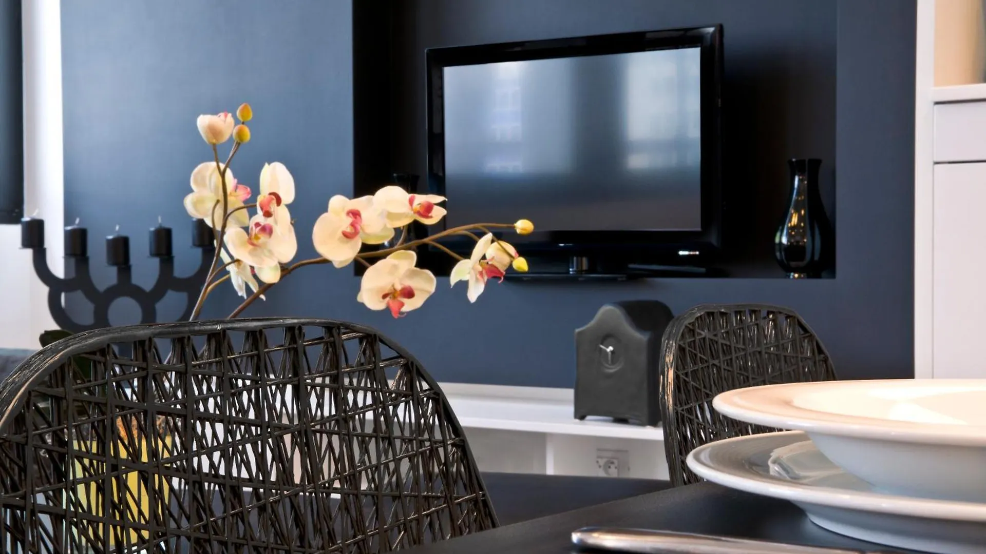 B-Aparthotel Regent location